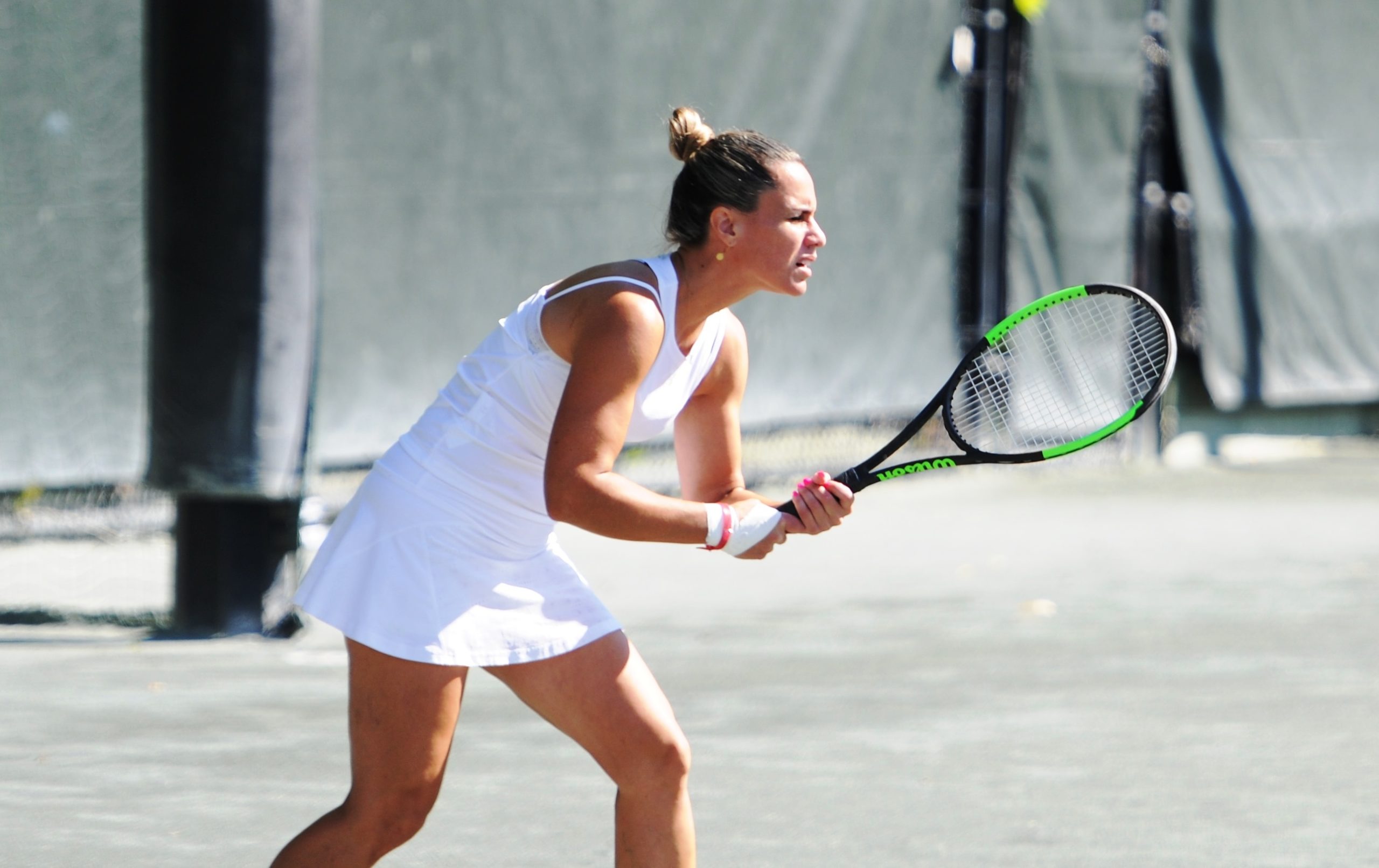 woman playing tennis