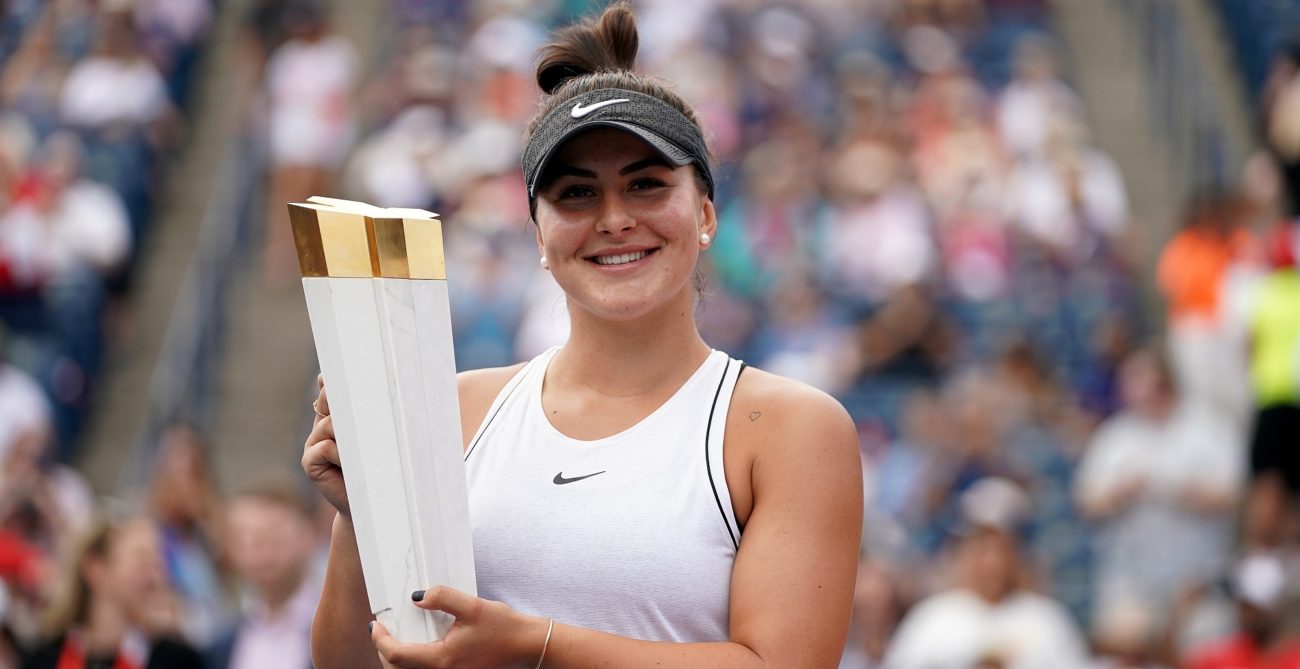 Bianca Andreescu holds the Canadian Open trophy in 2019