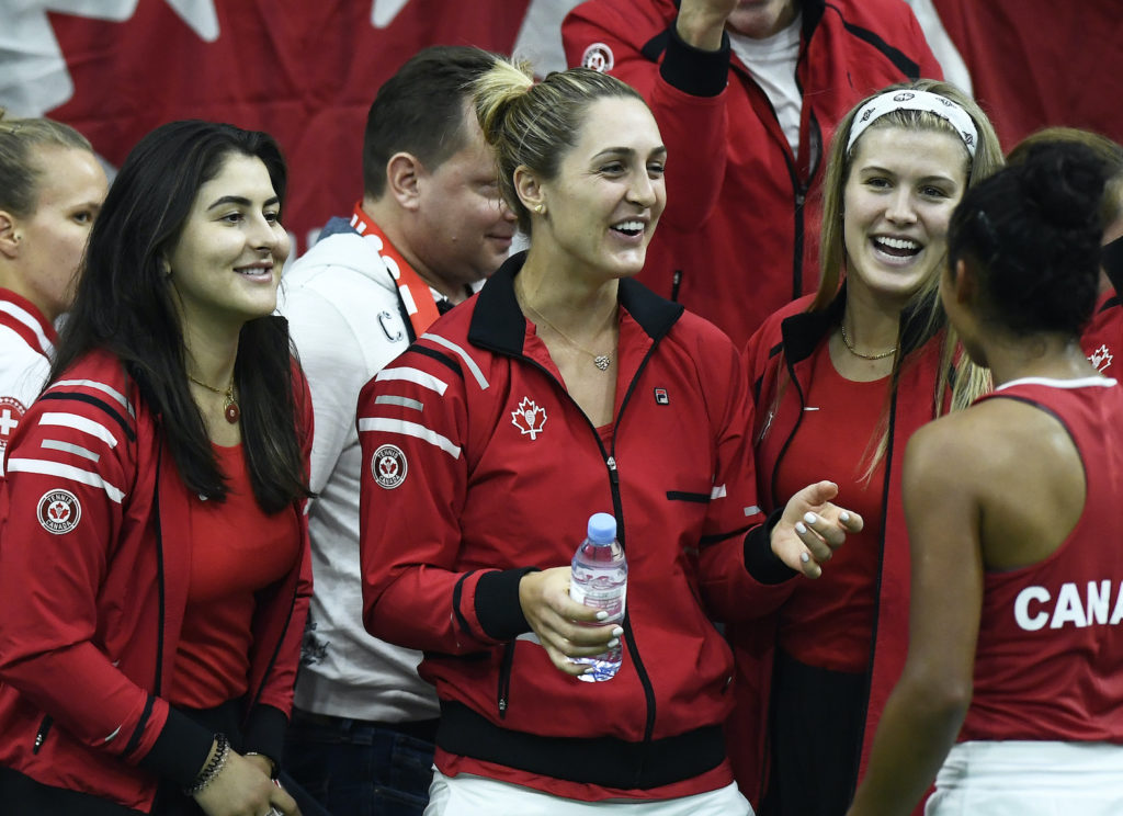 leylah fernandez celebrates her fed cup victory with her teammates