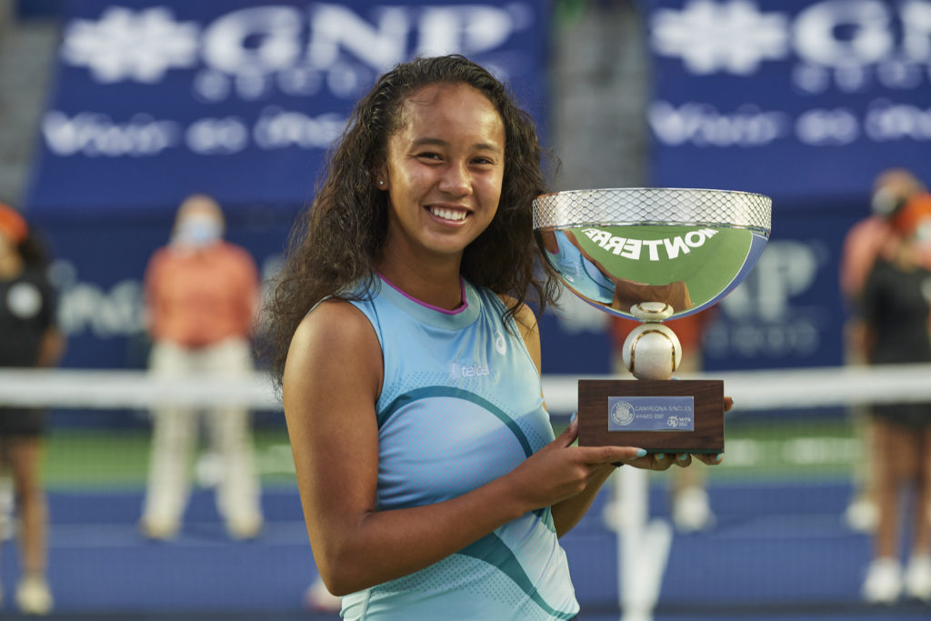 leylah fernandez holds her monterrey open trophy