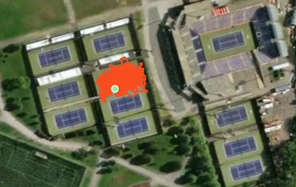 Chemain marqué par un GPS sur un terrain de tennis aux centre national de tennis à Montréal