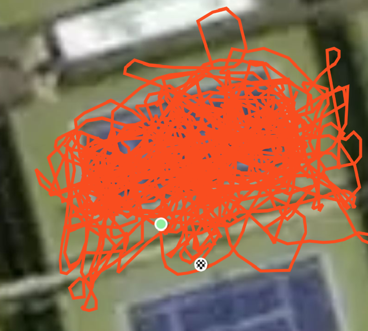 Chemin marqué par un GPS sur un terrain de tennis