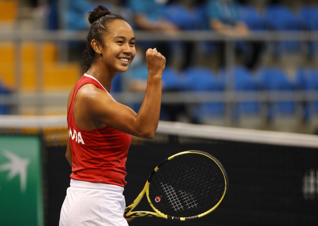 Leylah Fernandez pumps her fist.