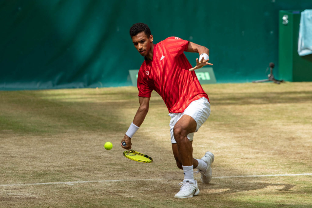 felix auger-aliassime hits a forehand at the Noventi Open