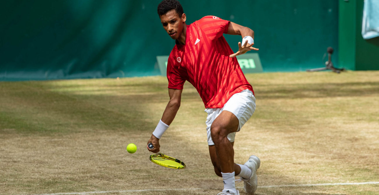 felix auger-aliassime hits a forehand at the Noventi Open