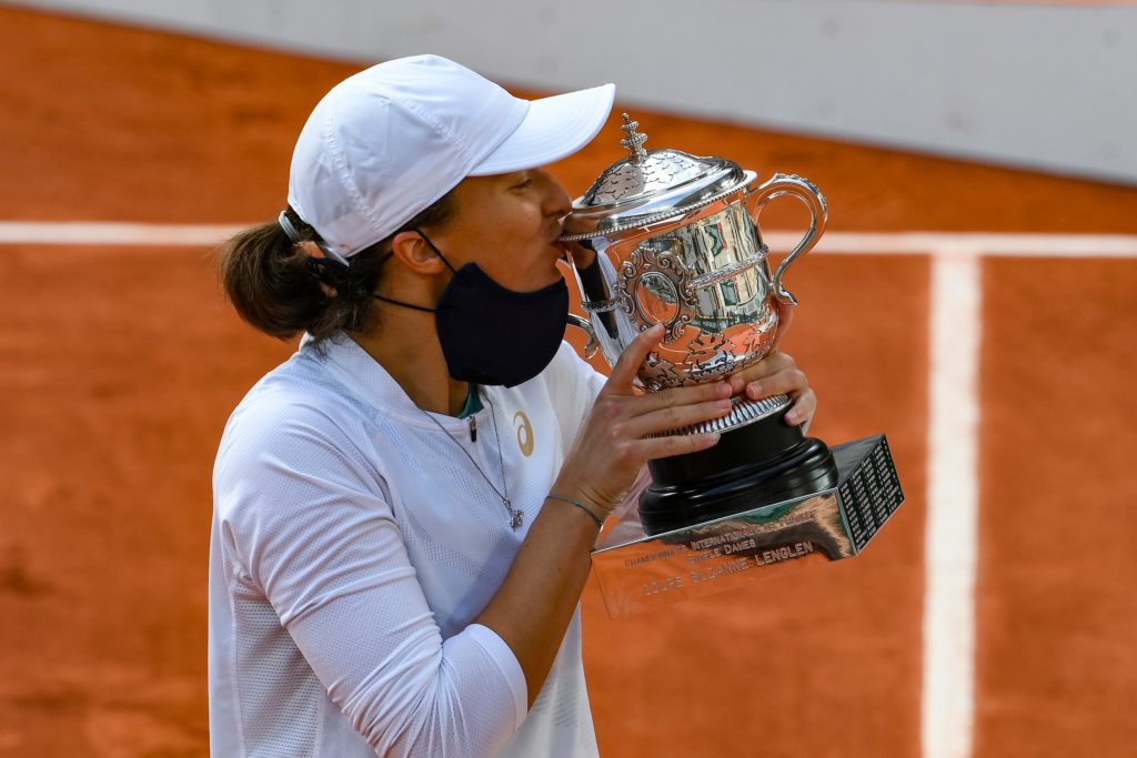 Iga Swiatek kisses the Roland Garros women's trophy of 2020