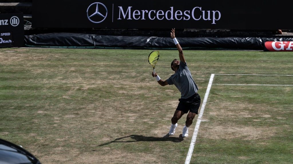 Felix Auger Aliassime serving at the MercedesCup