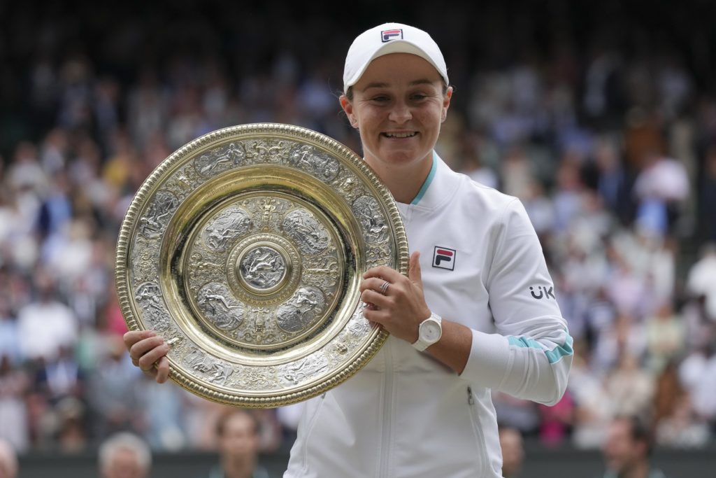 Ashleigh Barty holds the wimbledon trophy