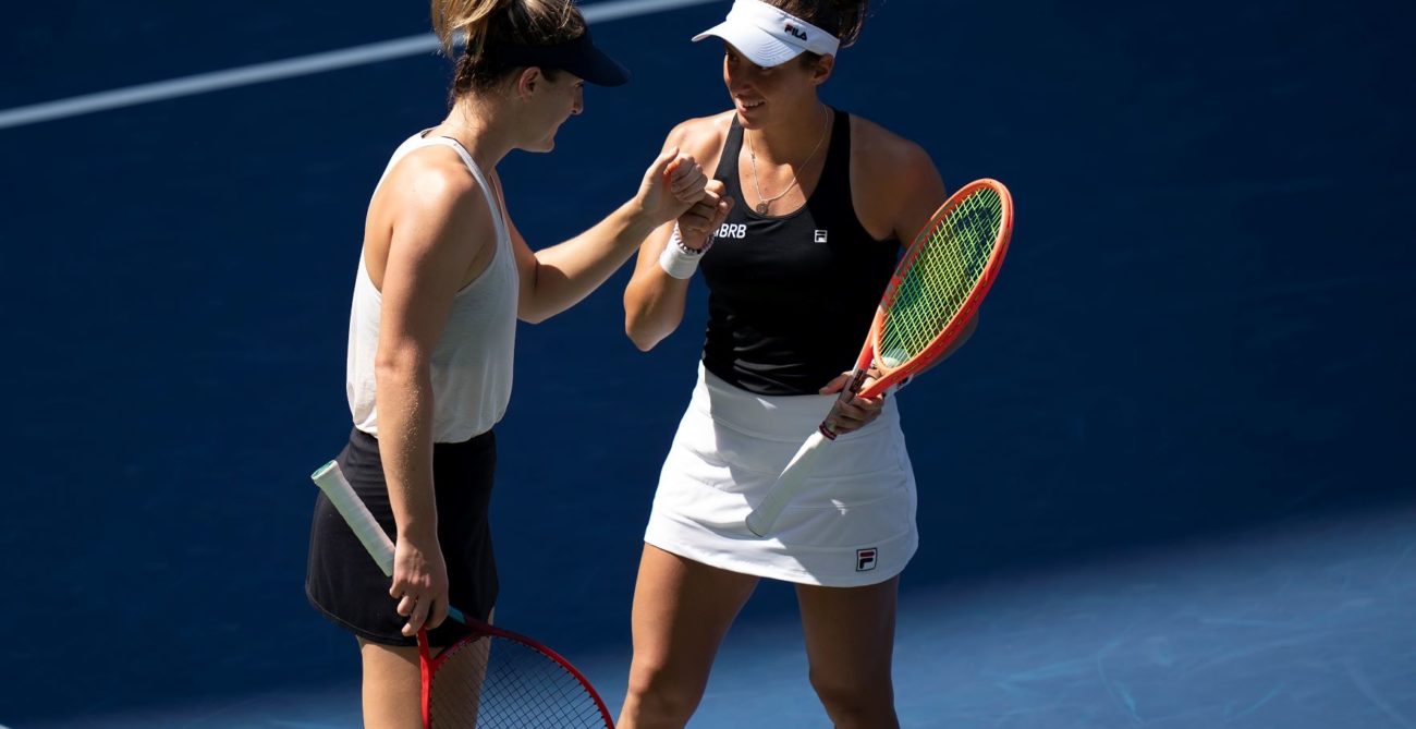 Gabriela Dabrowski (left) and Luisa Stefani (right) fist bump.