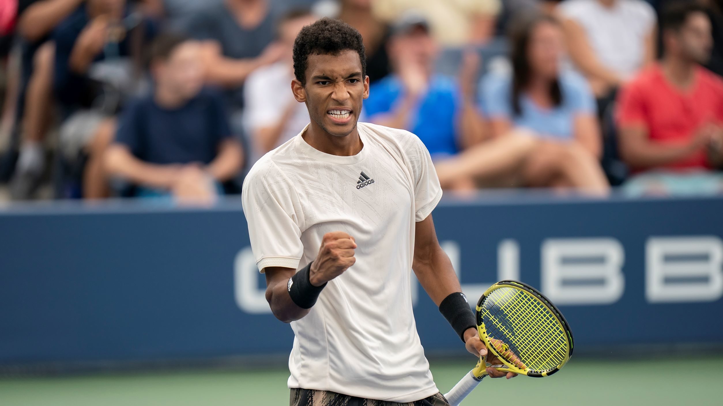 Félix Auger-Aliassime saves three match points, advances to quarter-finals in Vienna