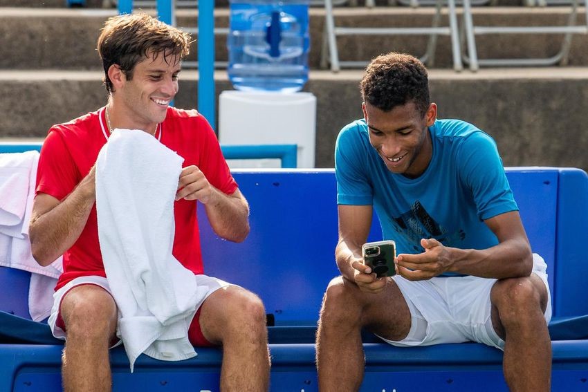 Alexis Galarneau and Félix Auger-Aliassime chatting on court player seats