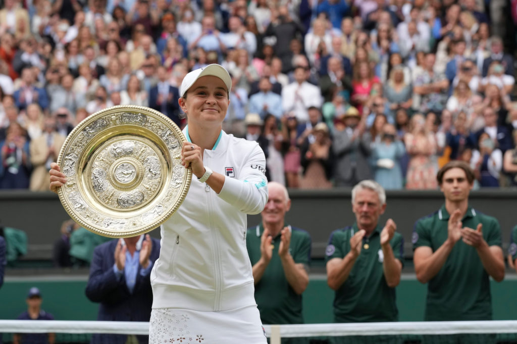 Ashleigh Barty holds the wimbledon trophy