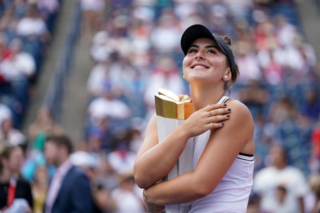 Andreescu hugs the Canadian Open trophy in 2019