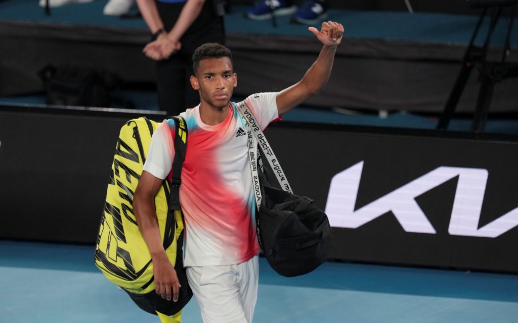 felix auger-aliassime thumbs up to crowd after quarter-finals