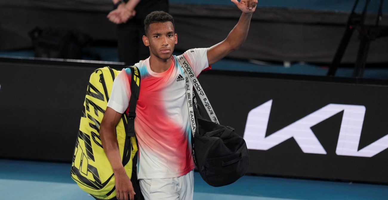 felix auger-aliassime thumbs up to crowd after quarter-finals