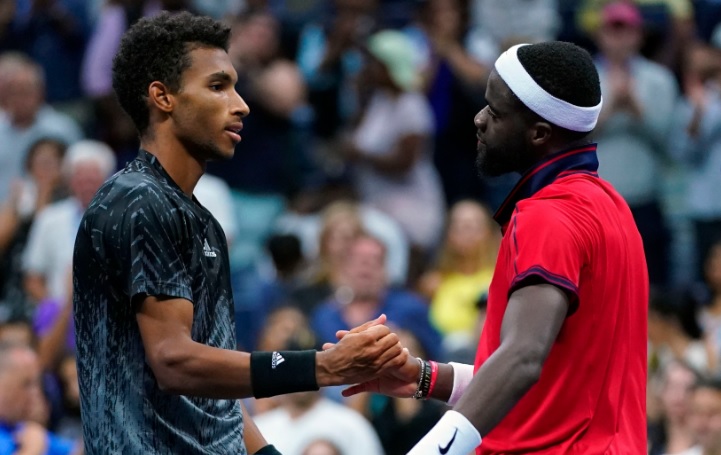 Felix and Tiafoe shake hands at the net