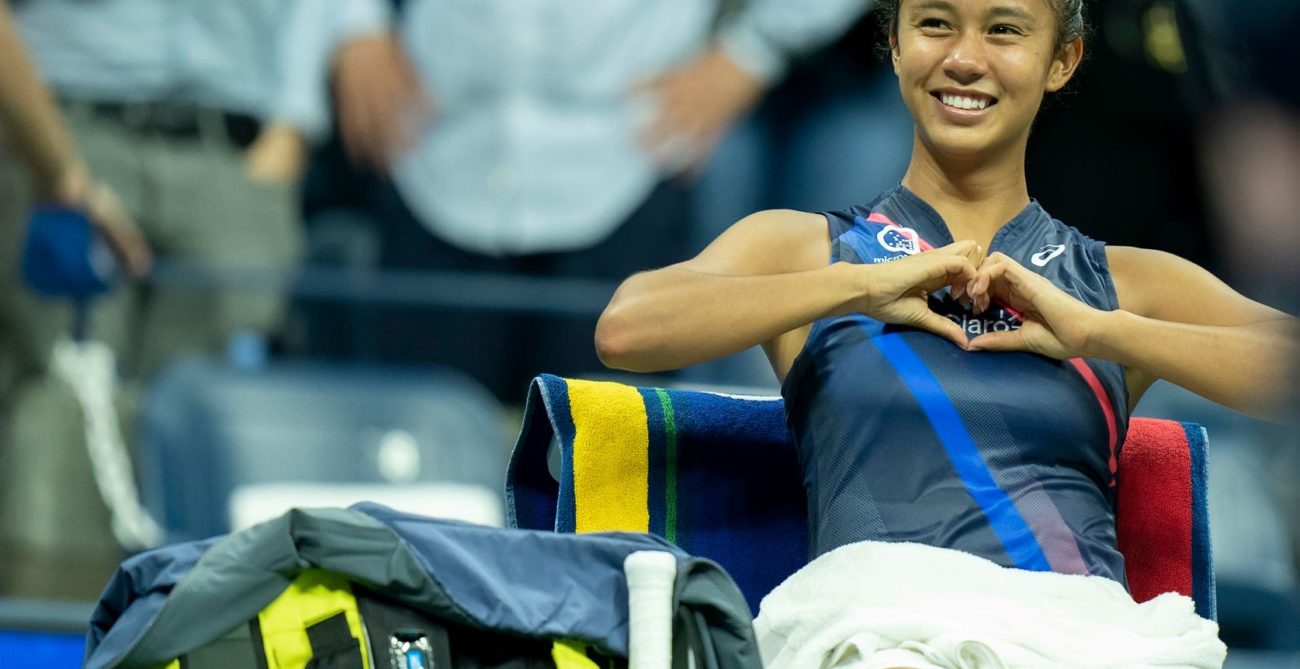 Leylah Fernandez making heart symbold with hands smiling on court