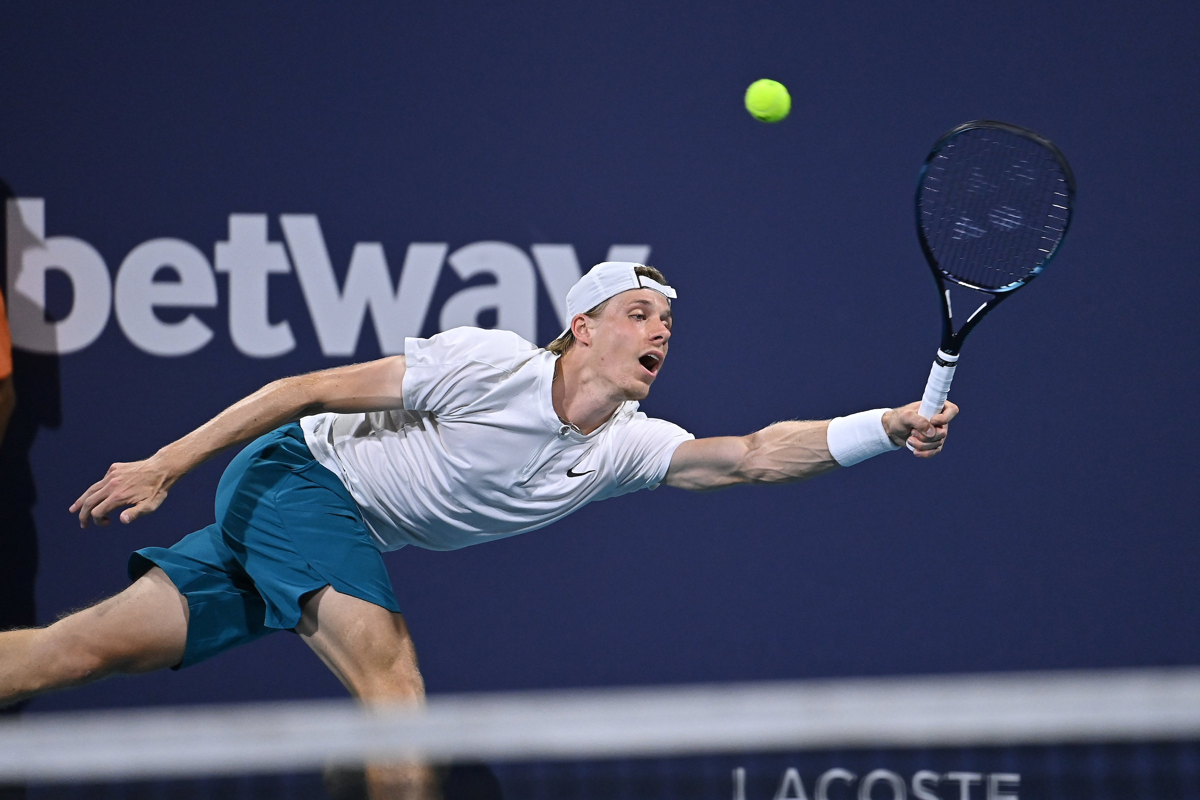 Shapovalov ousted by top-seed Medvedev in round of 16