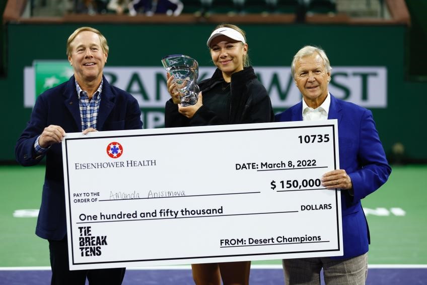 Amanda Anisimova receives a check qith her prize money