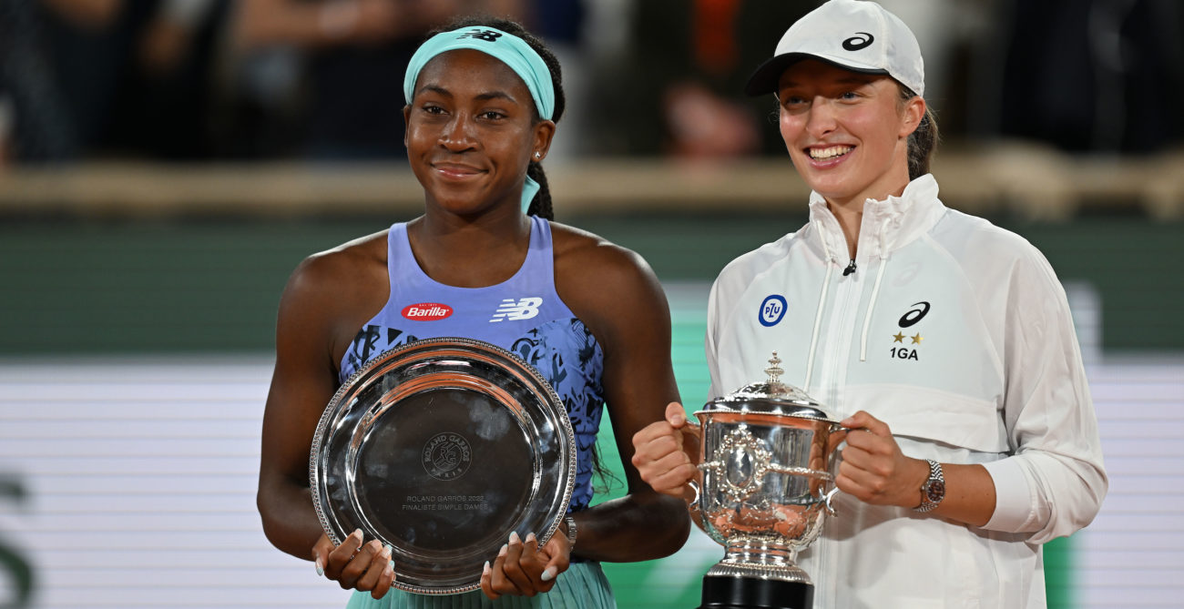Iga Swiatek poses with Coco Gauff with the Roland Garros winner's and runner's up trophies