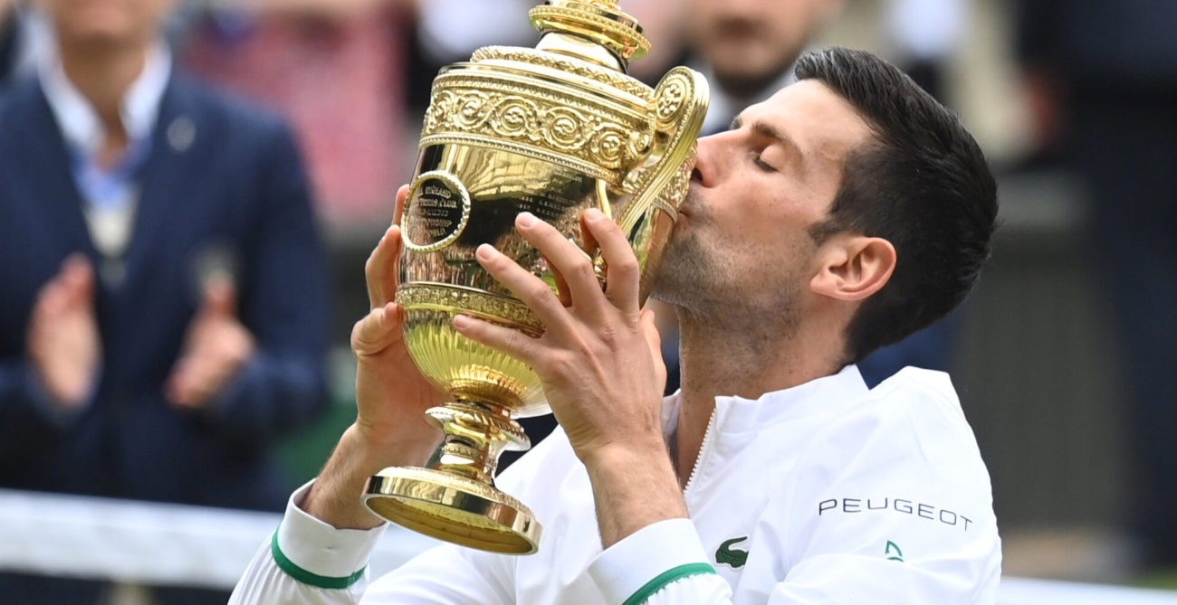 Djokovic kissing trophy