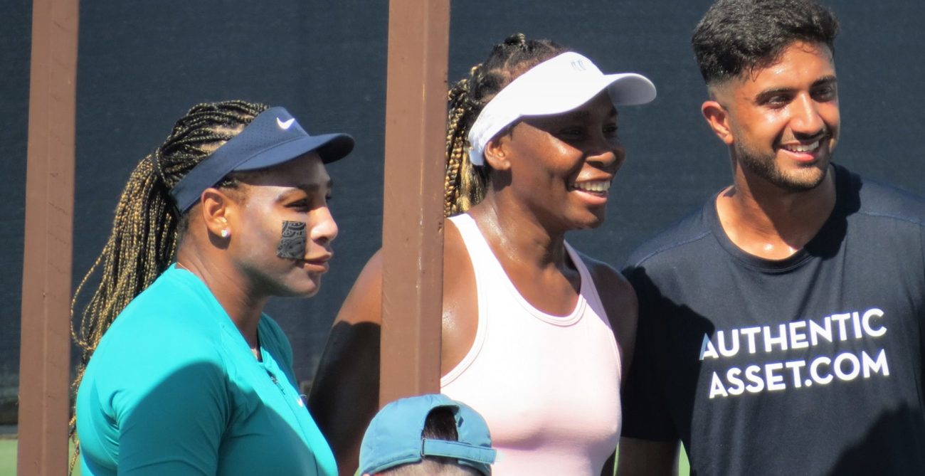 Serena and Venus Williams pose for a photo.