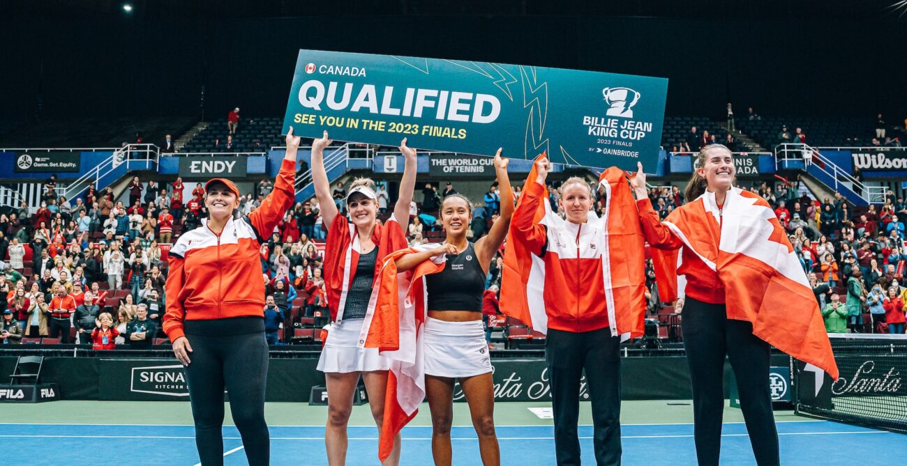 From left to right: Heidi El Tabakh, Gabriela Dabrowski, Leylah Fernandez, Katherine Sebov, and Rebecca Marino hold up a sign that reads "QUALIFIED"