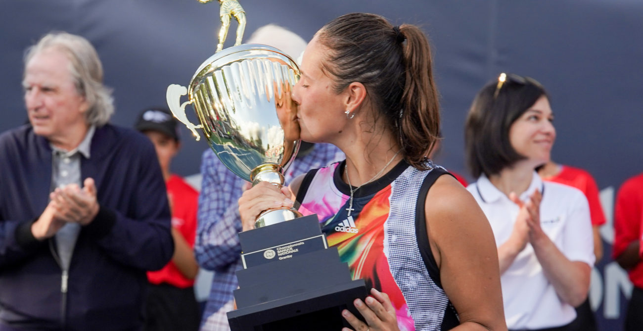 Daria Kasatkina kisses the Granby trophy