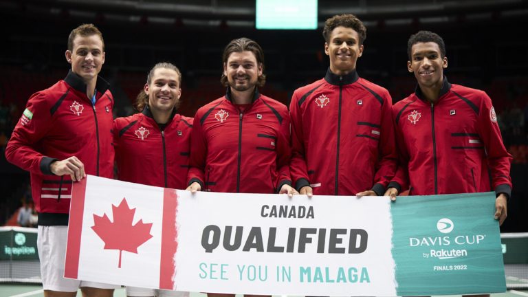 Vasek Pospisil, Alexis Galarneau, Frank Dancevic, Gabriel Diallo and Felix Auger-Aliassime hold up a sign that says "Qualified, See You in Malaga"