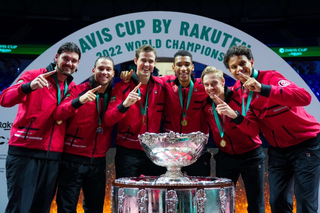Frank Dancevic, Alexis Galarneau, Vasek Pospisil, Felix Auger-Aliassime, Denis Shapovalov et Gabriel Diallo se tiennent derrière le trophée de la Coupe Davis.