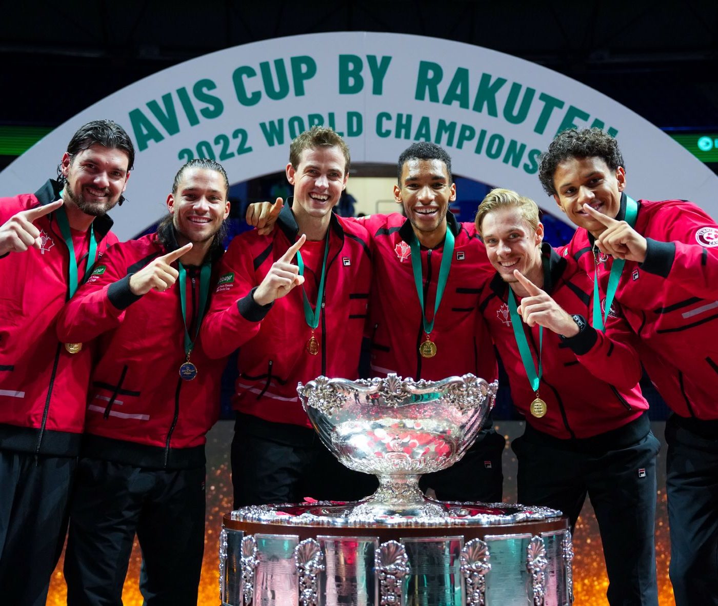 Frank Dancevic, Alexis Galarneau, Vasek Pospisil, Felix Auger-Aliassime, Denis Shapovalov, and Gabriel Diallo stand behind the Davis Cup trophy.