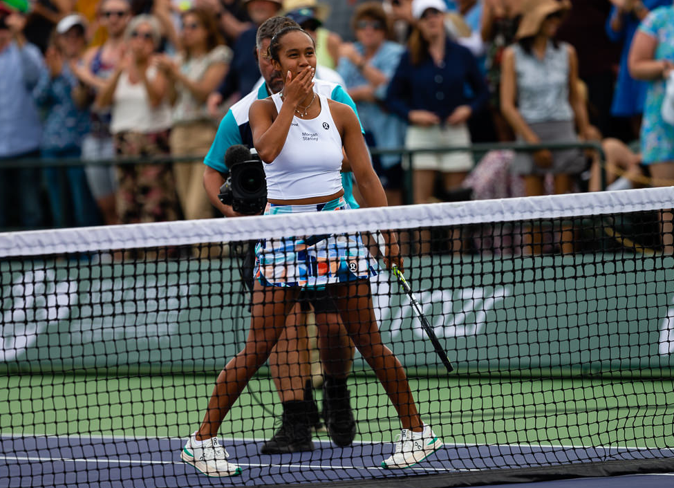 Leylah Fernandez prepares to blow a kiss to the crowd.