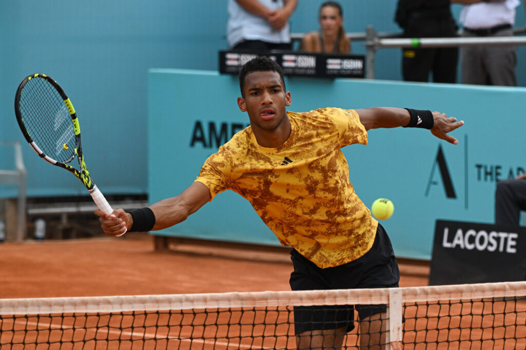Auger-Aliassime volley