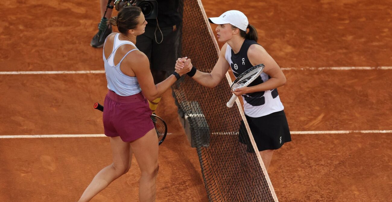 Aryna Sabalenka (left) and Iga Swiatek shake hands at the net.