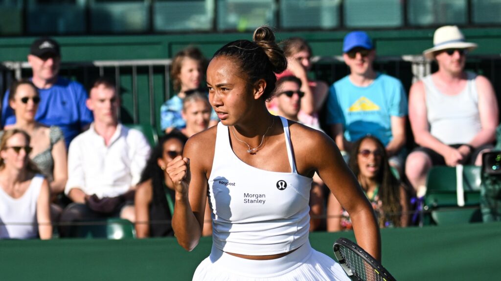 Leylah Fernandez pumps her fist.