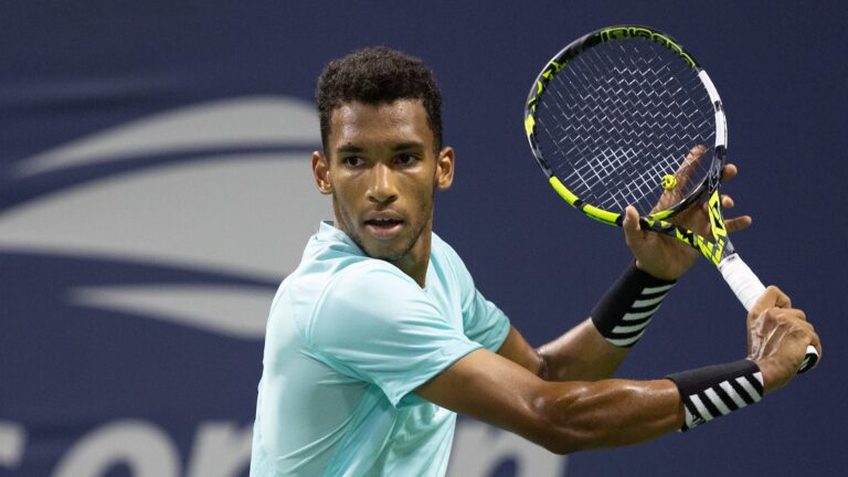 Felix Auger-Aliassime prepares to his a slice backhand.