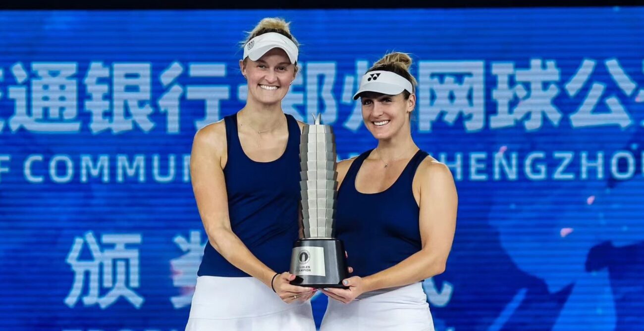 Gabriella Dabrowski (right) and Erin Routliffe hold the Zhengzhou trophy.