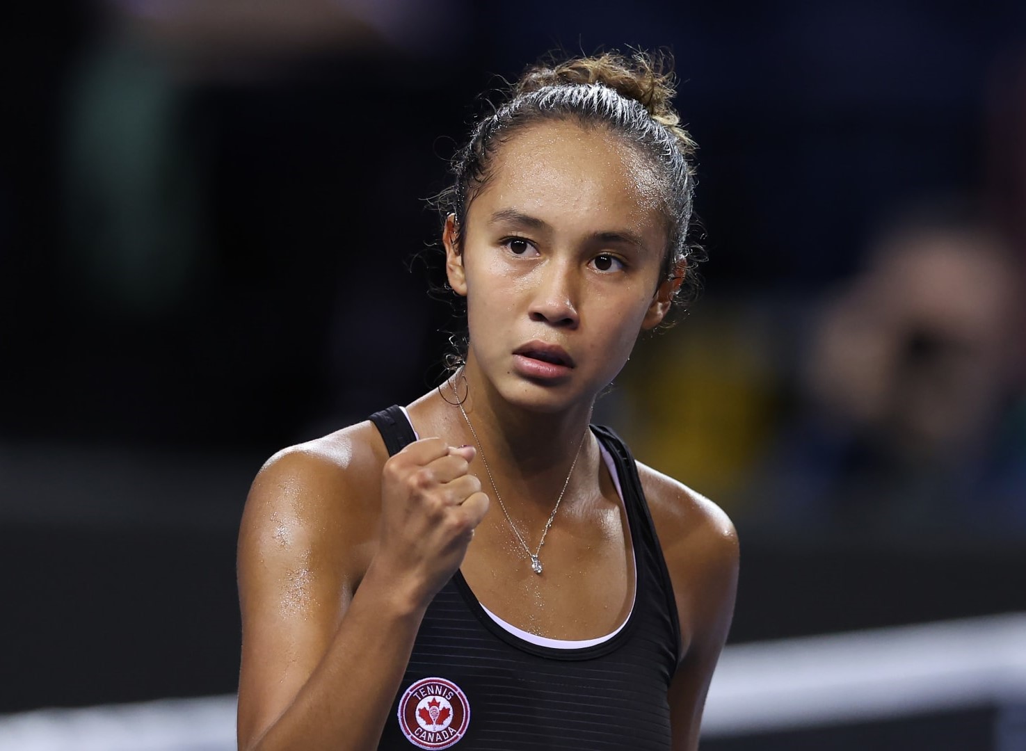 Leylah Fernandez pumps her fist.