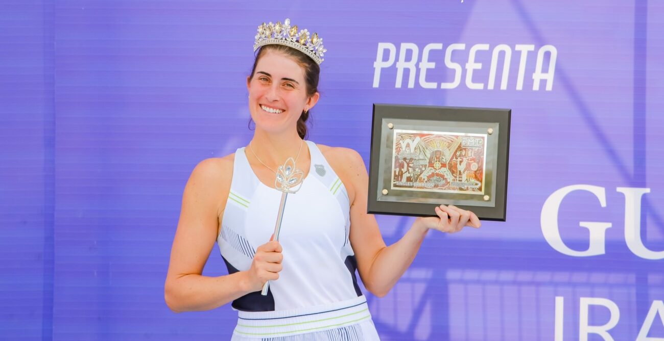 Rebecca Marino holds the trophies at the Guanajuato Open.